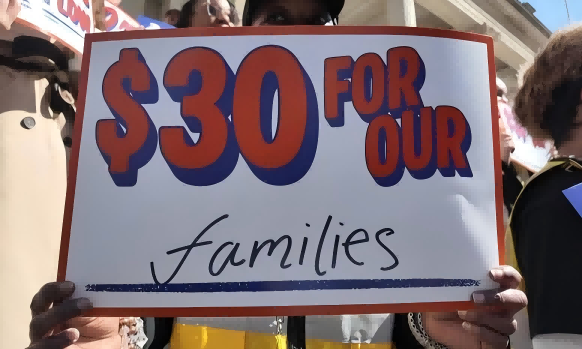 纽约市拟将最低时薪提至30美元 分阶段实施引多方争议